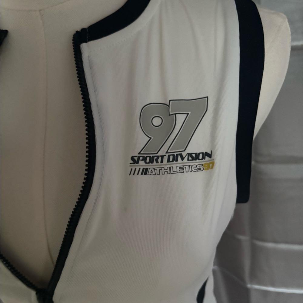 White and Black Zip-Up Crop Top sexy sporty cleavage look - Picture 3 of 6